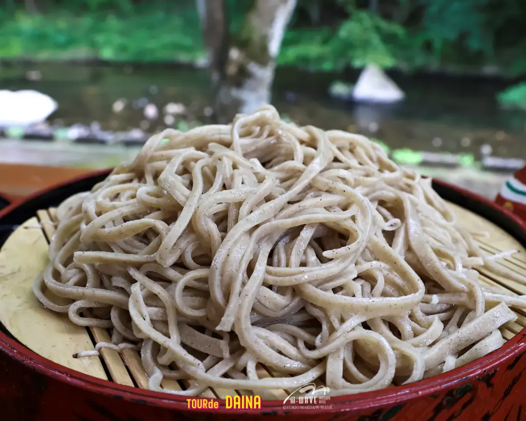 御前岩物産センターで提供される香り高い八溝蕎麦の盛りそば